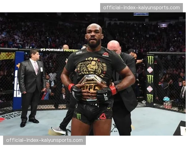 “骨头”琼斯现身UFC 300解说席，引发观众欢呼