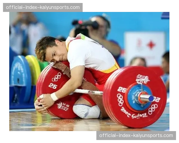 第三次挺举成功，波兰老将跪地亲吻杠铃杆