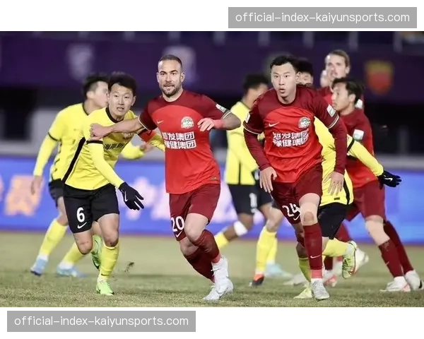 【2026年4月中超联赛·赛中·战报半场战报：河南队1-0领先梅州客家，科维奇头球破门